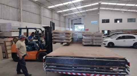 SOS Construção recebe grande doação de rejunte, louças sanitárias e revestimentos em Poços