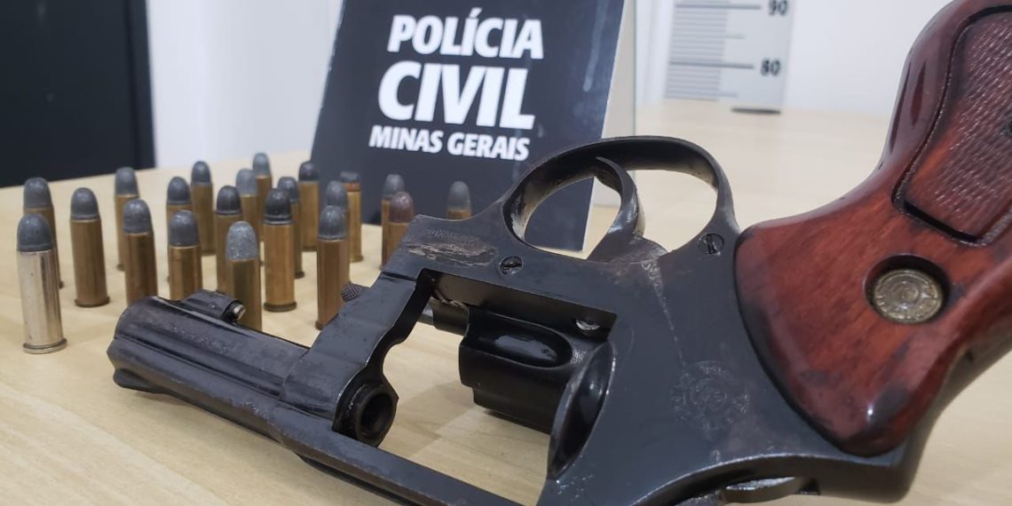 Homem é preso por ameaçar companheira e esconder arma com numeração raspada em Poços de Caldas