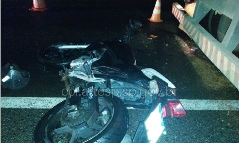 Condutora morre após colidir moto contra caminhão em Águas da Prata