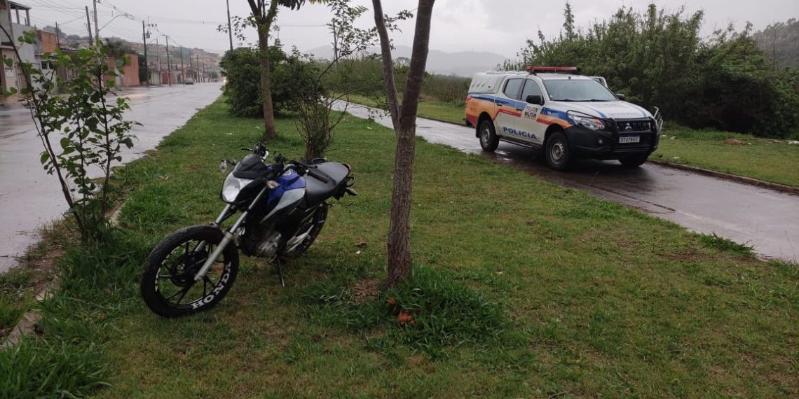 Polícia Militar recupera moto furtada em Poços de Caldas