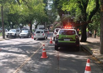 Jovem fica ferida após ser atropelada no Centro de Poços de Caldas
