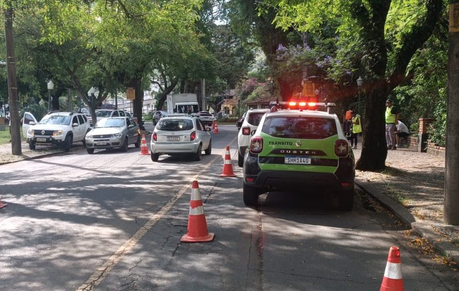 Jovem fica ferida após ser atropelada no Centro de Poços de Caldas