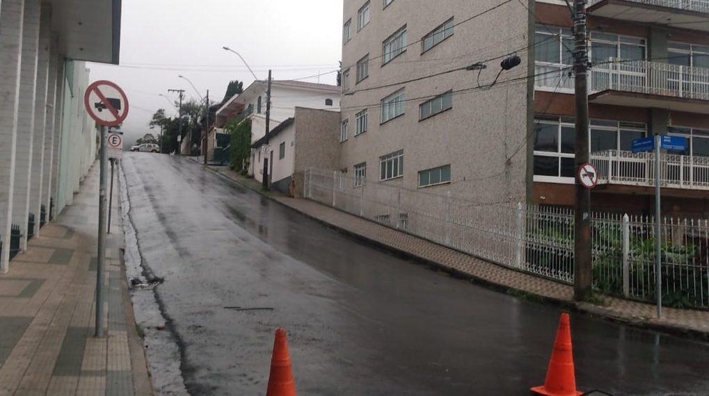 Carro colide contra poste em Poços de Caldas