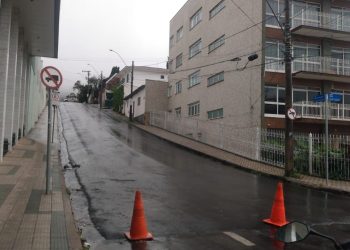 Carro colide contra poste em Poços de Caldas