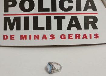 Mulher invade residência, furta bolsa com anel de ouro e é presa pela PM em Poços de Caldas