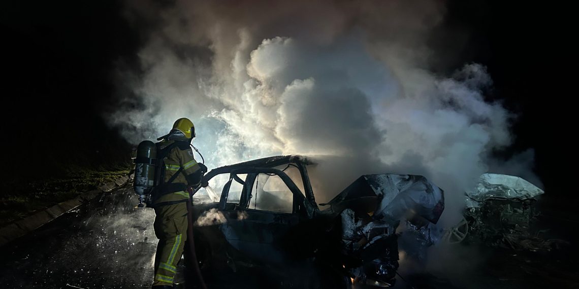 Carros pegam fogo após colisão frontal em Caldas