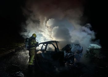 Carros pegam fogo após colisão frontal em Caldas