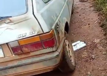 Carro furtado é achado sem 3 rodas na zona rural de Poços de Caldas