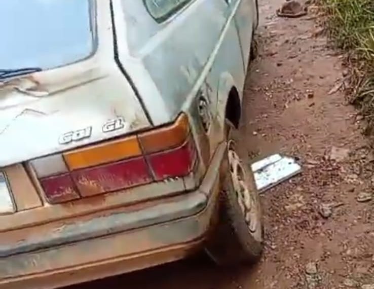 Carro furtado é achado sem 3 rodas na zona rural de Poços de Caldas