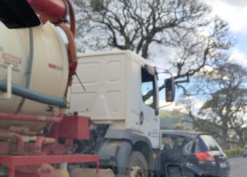 Carro é arrastado por caminhão na Av. João Pinheiro