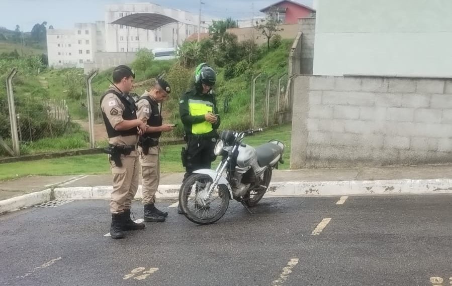Demutran e PM apreendem moto adulterada em operação conjunta em Poços de Caldas