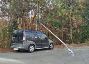 Carro atinge poste em Andradas