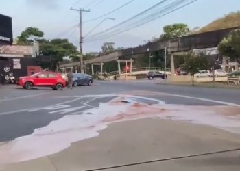 Asfalto se rompe após passagem de caminhão e quebra adutora em Poços de Caldas