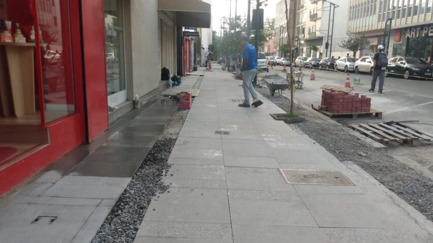 Obras das calçadas no centro de Poços seguem dentro do cronograma, segundo Prefeitura