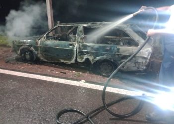 Carro fica completamente destruído após incêndio no sul de Minas