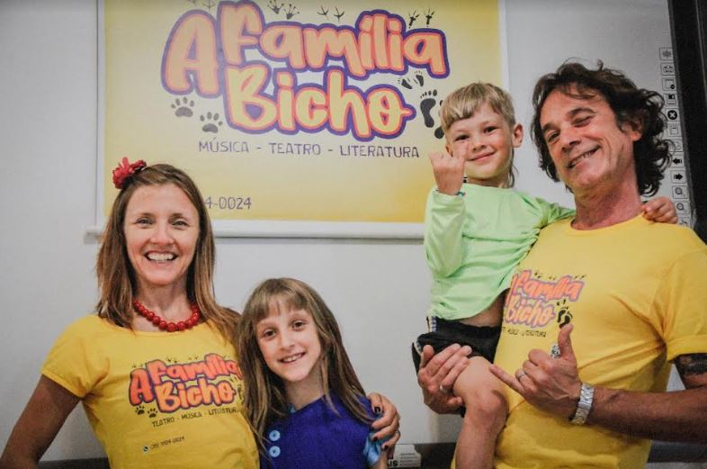 Família Bicho leva show para crianças em vulnerabilidade social em Poços