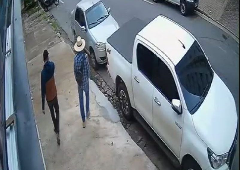 Ladrões furtam caminhonete avaliada em mais de R$ 160 mil no Centro de Poços