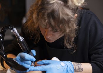 Tatuadora deve indenizar cliente por erro de ortografia em tatuagem no sul de Minas