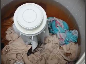 Moradores de bairros das regiões oeste e leste de Poços de Caldas têm água escura saindo das torneiras