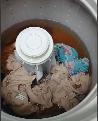 Moradores de bairros das regiões oeste e leste de Poços de Caldas têm água escura saindo das torneiras