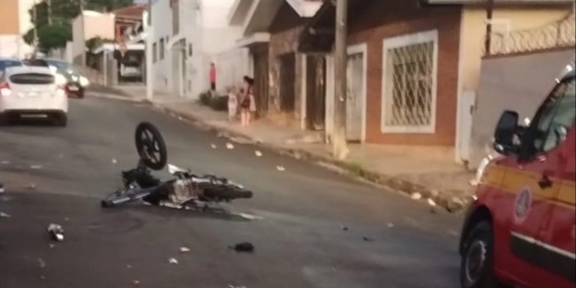 Motociclista fica ferido após ser atingido por carro durante perseguição