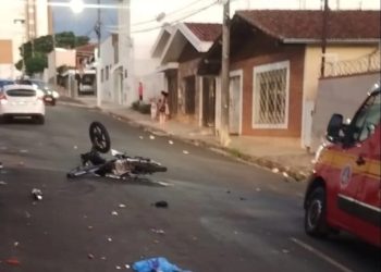 Motociclista fica ferido após ser atingido por carro durante perseguição