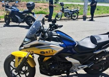 Condutor inabilitado tem motocicleta removida após ser flagrado empinando-a em Poços de Caldas