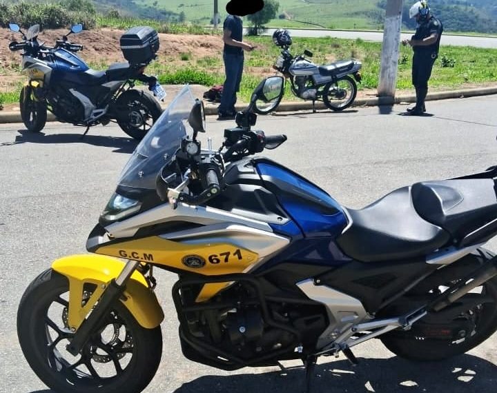 Condutor inabilitado tem motocicleta removida após ser flagrado empinando-a em Poços de Caldas