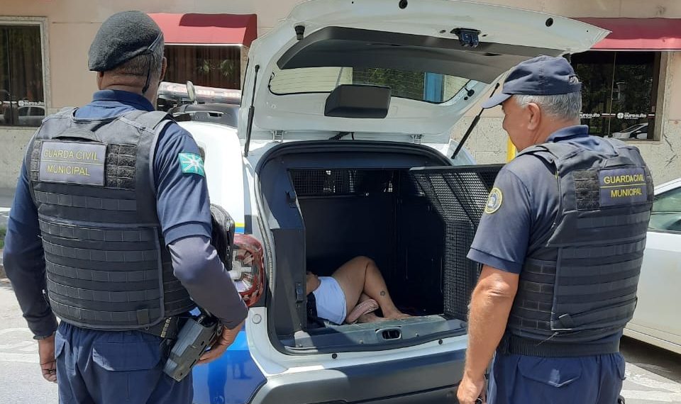 Mulher é presa pela GCM suspeita de furtar notebook de comércio em Poços de Caldas