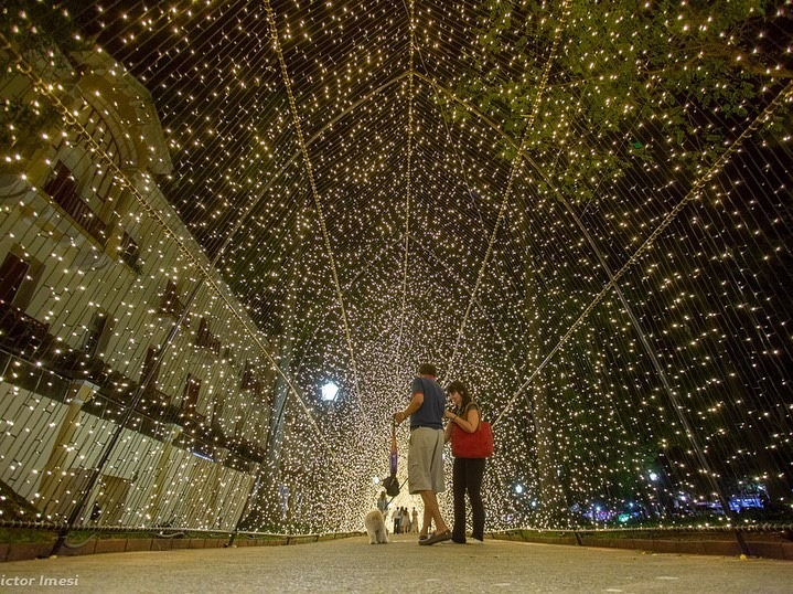 Túnel de LED, sucesso no Natal de 2019, é novamente instalado em Poços