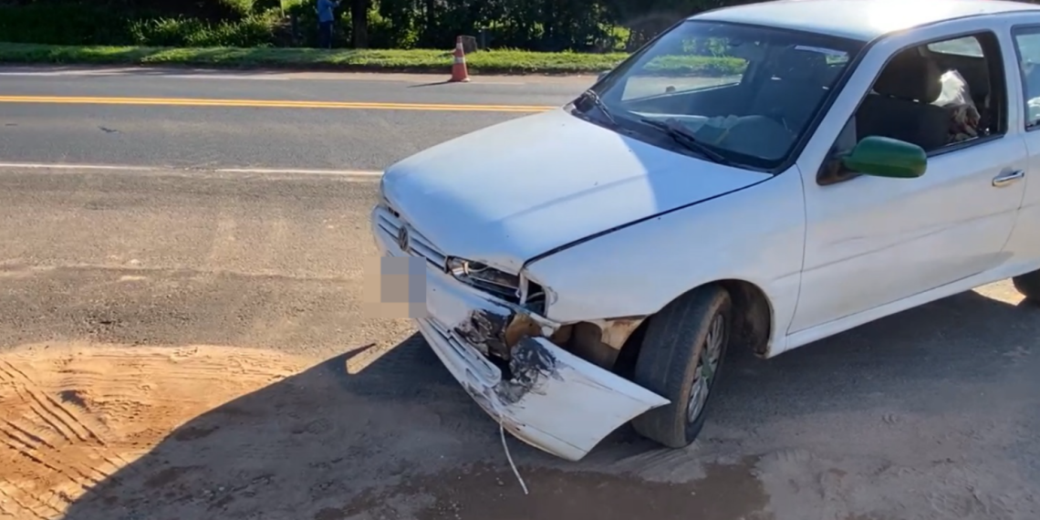 Acidente entre três carros deixa duas pessoas mortas na rodovia SP-344
