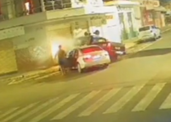 Acidente entre carro e caminhonete deixa uma pessoa ferida em Andradas