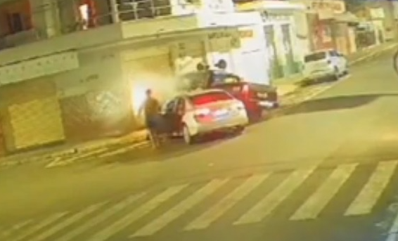 Acidente entre carro e caminhonete deixa uma pessoa ferida em Andradas