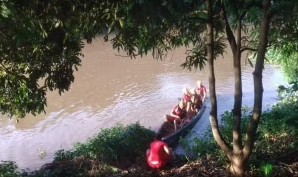 Jovens ficam ilhados após boia furar em rio de São José do Rio Pardo