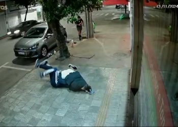 Vídeo mostra jovem ajudando a PM a imobilizar suspeito no centro de Poços de Caldas