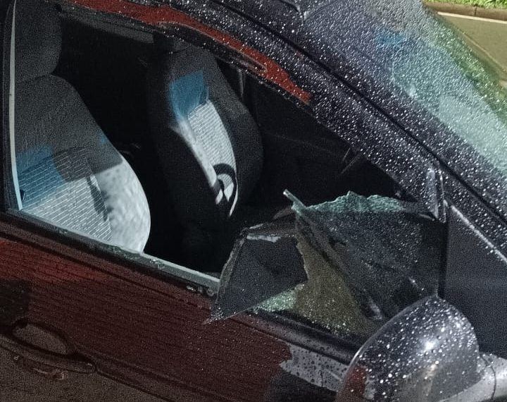 Carro é arrombado e itens são furtados enquanto proprietária participava de culto em Poços de Caldas