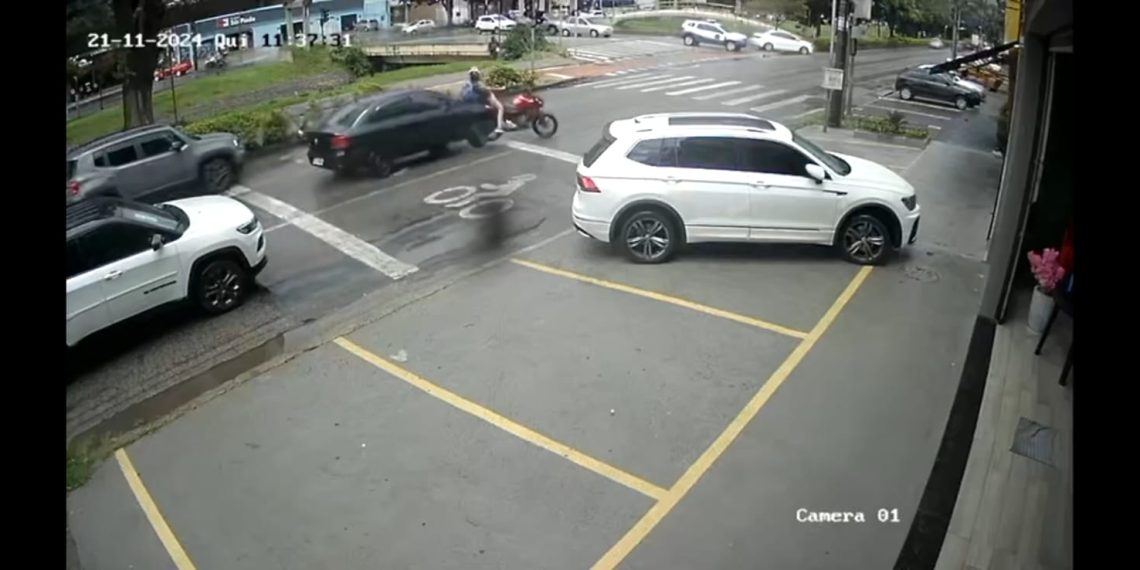 Carro bate na traseira de moto e foge sem prestar socorro em Poços de Caldas