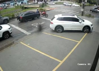 Carro bate na traseira de moto e foge sem prestar socorro em Poços de Caldas