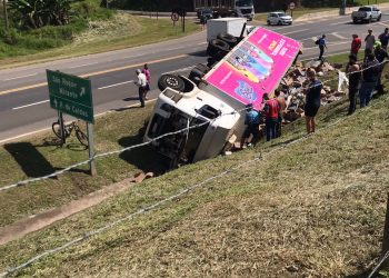 Caminhão que transportava produtos de limpeza tomba na rodovia entre Poços de Caldas e Águas da Prata