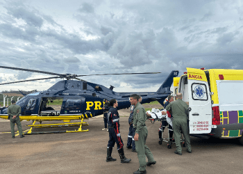 Helicóptero da PRF transporta paciente para cirurgia de emergência em Poços de Caldas