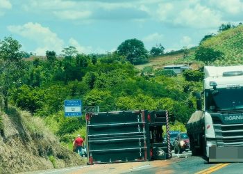 Caminhão tomba na Rodovia SP-342 em Águas da Prata