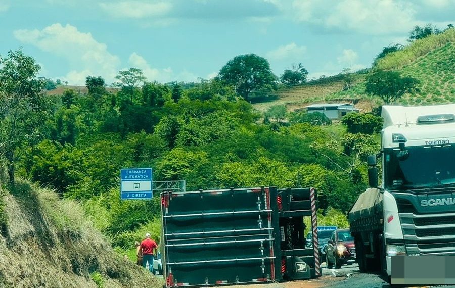 Caminhão tomba na Rodovia SP-342 em Águas da Prata