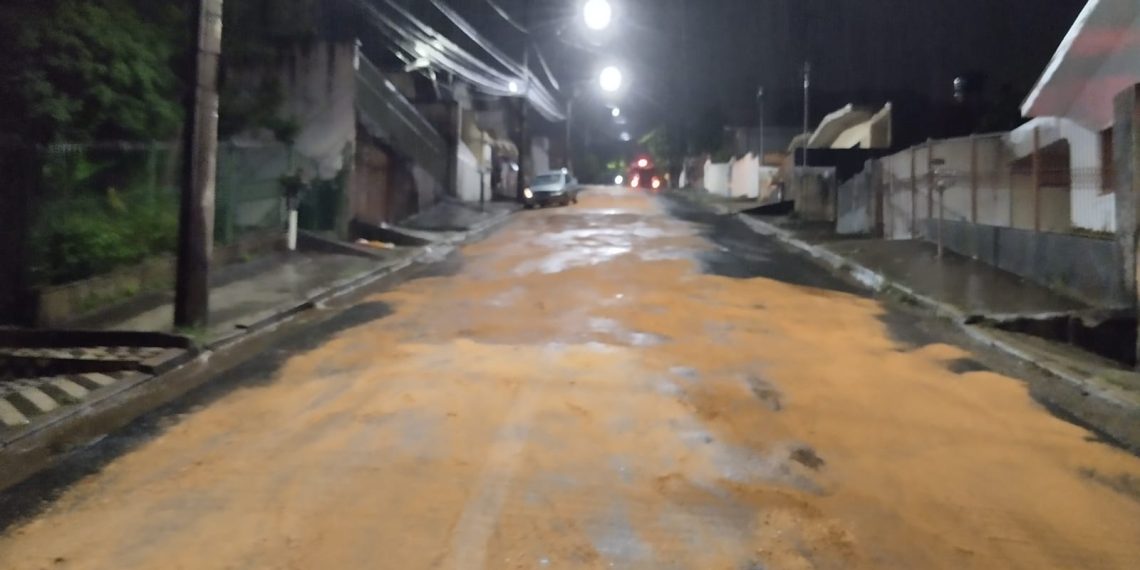 Motociclista fica ferido ao derrapar em pista com óleo e colidir contra veículo em Poços de Caldas