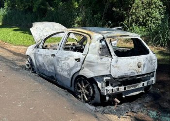 Carro pega fogo enquanto transita em Aguaí