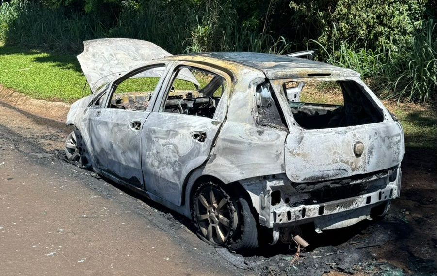 Carro pega fogo enquanto transita em Aguaí