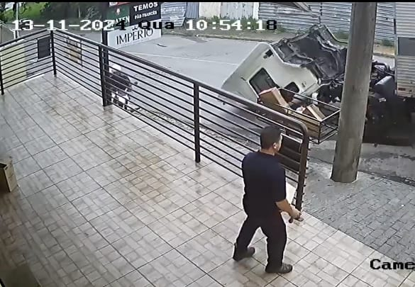 VÍDEO | Motociclista quase é atingido por caminhão desgovernado em Poços de Caldas