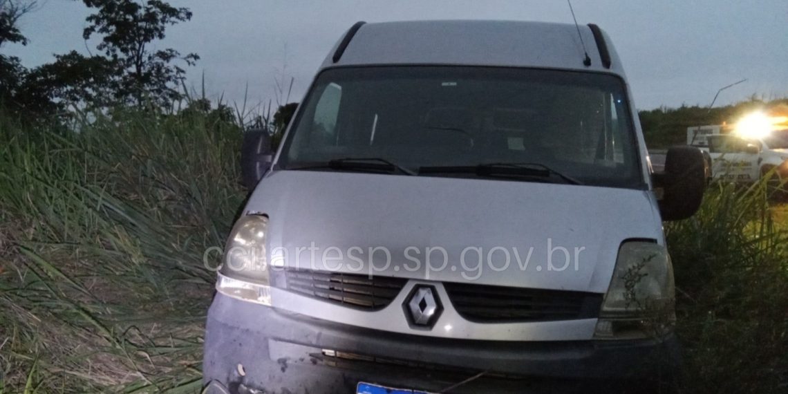 Van que seguia para Minas Gerais sofre acidente em Casa Branca