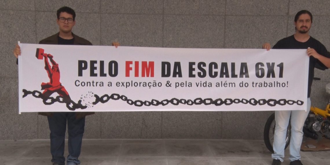 Manifestantes se reúnem em Poços de Caldas contra escala de trabalho 6×1