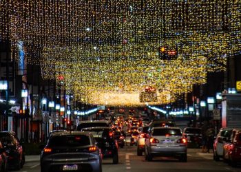 Enfeites de Natal estão sendo instalados em Poços; Assis Figueiredo é um dos destaques