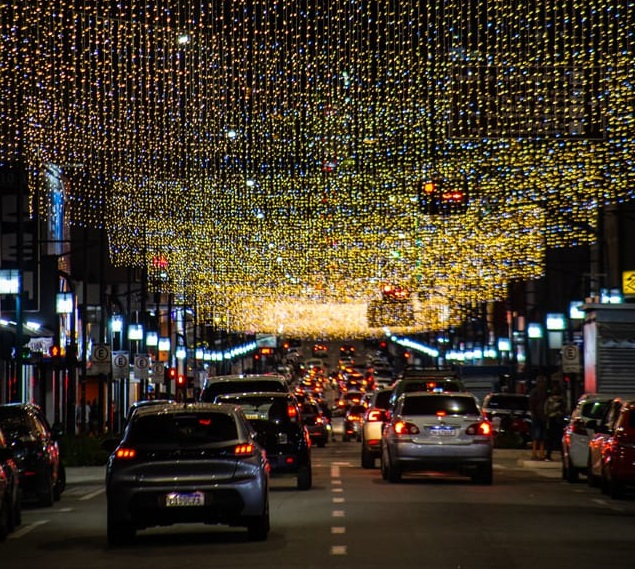Enfeites de Natal estão sendo instalados em Poços; Assis Figueiredo é um dos destaques